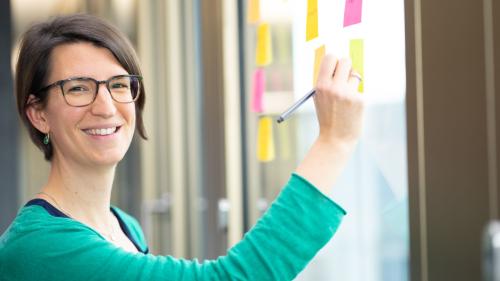 Mevina Feuerstein legt ein überzeugtes Ja für die Vorlage "Sichere Stromversorgung" in die Urne. Foto: z.Vfg.