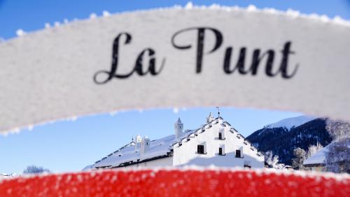 Die Plaiv-Gemeinde La Punt Chamues-ch hat neu den zweittiefsten Steuerfuss aller Bündner Gemeinden. 		Foto: Jon Duschletta