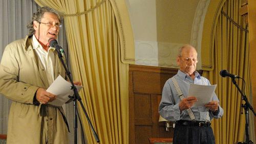 Michael Schacht (Maloney, links) und Jodoc Seidel (der namenlose Polizeibeamte) bei einer Lesetour von 2011 im Hotel Walther in Pontresina. Foto: Reto Stifel