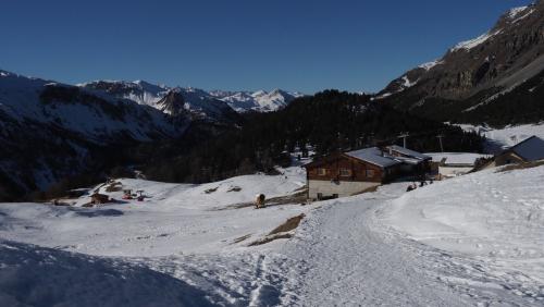 Ün cumanzamaint da la stagiun d’inviern chi nu dà andit a grondas festas da giubileum – il territori da skis Minschuns in Val Müstair cun paca naiv  daspö december 2025 (fotografia: David Truttmann).