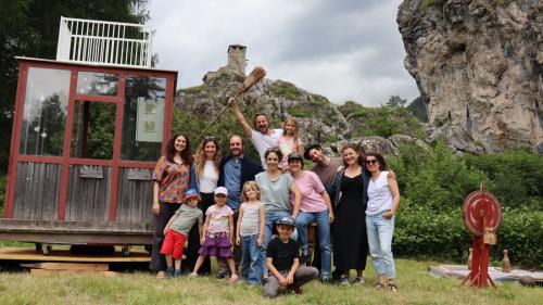 La squadra da l’Operetta Ardez a Plan Plaz (da schnestra a dretta): Noemie Steinmetz, Zoi Tsokanou, Chasper-Curò Mani, Daniel Bentz (davovart cun sia figlia), Gianna Lunardi, Sara-Bigna Janett,  Ivo Bärtsch, Nathalie Colas, Bettina Vital e lur uffants