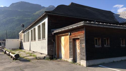 Die St. Moritzer Reithalle soll künftig als polyvalentes Begegnungszentrum genutzt werden für Anlässe aller Art. Mit dem Ja des Gemeinderats zum Planungskredit über 1,5 Millionen Franken, kann jetzt ein Vorprojekt erarbeitet werden.