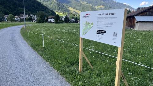 La tabla a Müstair chi renda attent al crowdfunding pel proget dal pumptrack (fotografia: David Truttmann).