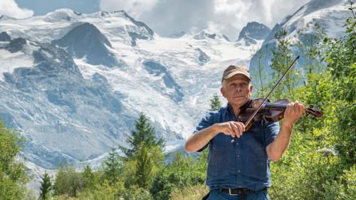 Der Samedner Glaziologe Felix Keller wünscht sich mehr Handeln und weniger Alarmismus, wenn es darum geht, Lösungen für das Gletschersterben zu finden. Dafür packt er auch mal die Geige aus. Foto: Reto Stifel