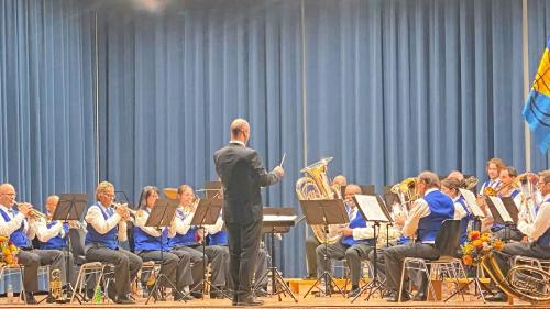 Die Societed da musica S-chanf wird von Duri Stecher dirigiert. Foto: Not Janett