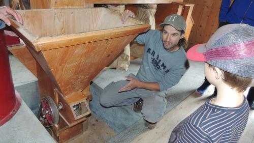 Stephen Palmer ha muossà e declerà il möd da mollar (fotografia: Benedict Stecher).