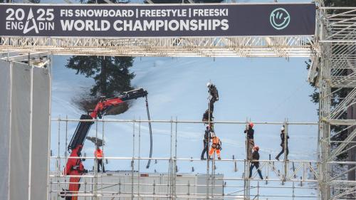 Stück für Stück wird die grosse Bühne abgebaut.  Fotos: Lorenzo Tuena