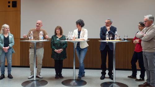 V. l: Judith Wyttenbach, Uni Bern, Daniel Huber, Radgenoss. der Landstrasse, Uschi Waser, Naschet Jenische, Moderatorin Stefanie Hablützel, Thomas Kollegger, Amt für Gemeinden, Pascale Steiner, Cazis und Christian Theus, Bonaduz. Foto: Jon Duschletta