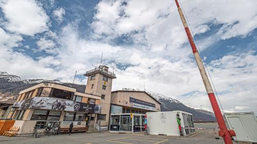 Nicht mehr zeitgemäss: Der Flughafen in Samedan soll erneuert werden. Eine erste Planung ist gescheitert, wie soll es weitergehen? Foto: Daniel Zaugg