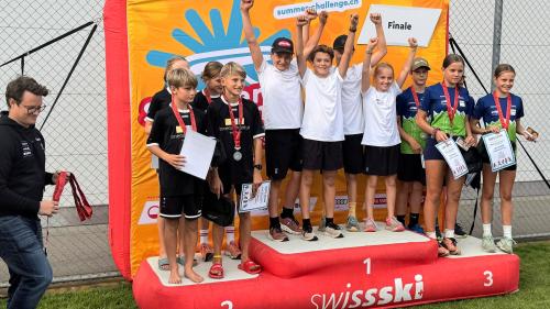 Das Siegerteam in der Kategorie Juniors vom Ski Racing Club Suvretta St. Moritz (von links): Andrin Gammeter, Adrian Huldi, Fadri Malär und 
Ladina Malär. Foto: Ski Racing Club Suvretta St. Moritz