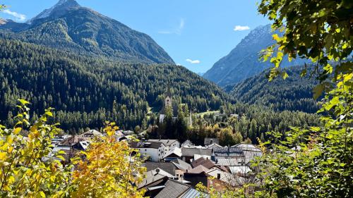 La quota d’abitaziuns vödas a Scuol s’ha diminuida, tenor ün’analisa da la Scoul’ota specialisada grischuna, dad 1,32 pertschient dal 2012 a 0,25 pertschient dal 2023 (fotografia: Fadrina Hofmann).