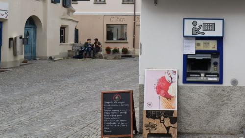 La Banca Chantunala Grischuna hat tut our d’funcziun seis bancomat a Sent (fotografia: Martin Camichel).