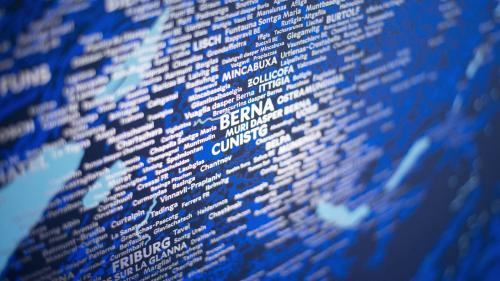 Ün detagl da l’ouvra d’art «Svizra Rumantscha» da Donat Caduff chi ha creà noms rumantschs per passa 2000 cumüns. fotografia: mad