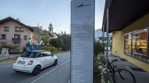 Tar sia nouva signalisaziun ho la vschinauncha da Schlarigna resguardo las linguas tudas-ch ed inglais, la lingua rumauntscha però brich (fotografia: Daniel Zaugg).