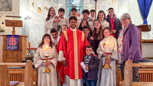Pfarrer Mathew ist es wichtig, dass die Kinder und Jugendlichen gerne in die Kirche gehen. Fotos: z. Vfg
