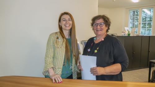 Cornelia Pedretti (rechts) hat die Aufgabe als Leiterin des Segantini Museums in St. Moritz an Claudia Stoian übergeben.
Foto: Alfred Lochau, Foto Flury Pontresina
