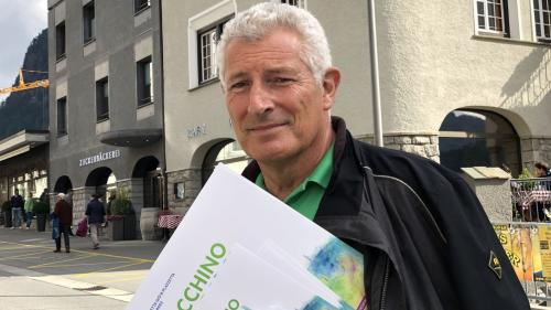 Claudio Danuser hat nicht nur die musikalische Leitung von «La Spusa chapriziusa», er ist auch für die Werbung dieser Opernproduktion zuständig. Deshalb sieht man ihn in Pontresina Flyer und Plakate verteilen. 
