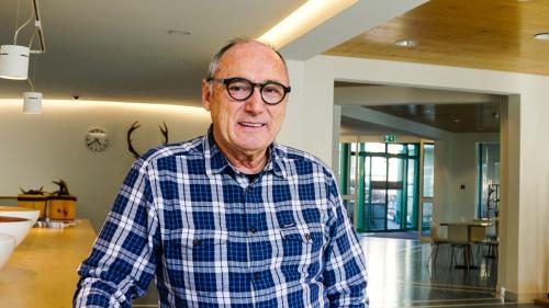 Not Carl es cusgliader giuridic dals cumüns concessiunaris per dumondas d’energia (fotografia: Jon Duschletta)