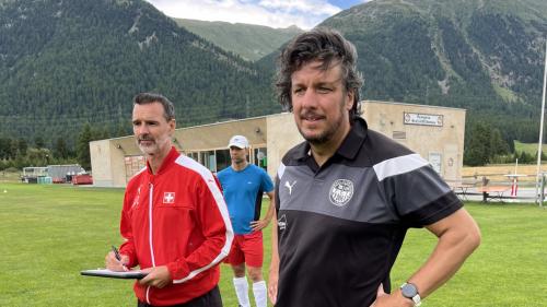 Amos Sciuchetti, der Sportchef vom FC Celerina, mit Überblick, Oliver  Sidler der Instruktor mit Notizblock. Foto: Andrea Gutgsell