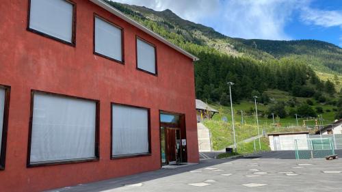 Ils uffatins da Zernez chi visitan la scoulina a Lavin e profitan da la bun’infrastructura ston star sü magari bod (fotografia: Nicolo Bass).