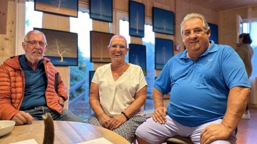 Ils fradgliuns Balser Derungs (da schnestra), Marina Derungs e Mario Derungs han invidà ad üna vernissascha da l’exposiziun in regordanza da l’artist  Otmar Derungs a Ftan (fotografia: Nicolo Bass).