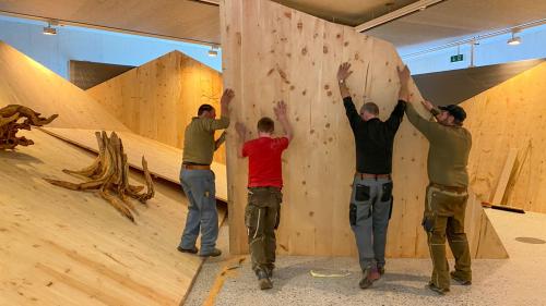 Per la nouv’exposiziun i’l Center dal Parc a Zernez vain fat adöver da lain da dschember da la Val S-charl (fotogafia: mad).