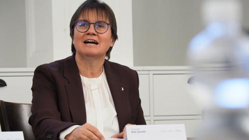 Aita Zanetti (Center) da Sent, deputada e capo dal cumün da Scuol, candidescha per ün sez illa Regenza grischuna (fotografia: David Truttmann).