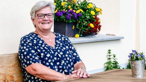 Mengia Demarmels hat als administrative Leiterin der Musikschule Oberengadin so manchen politischen Kampf ausgefochten. Foto: Jon Duschletta	
