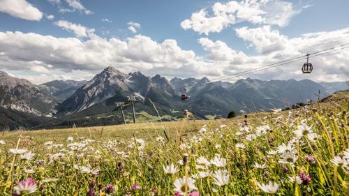 Muossond la carta correspundenta pon ils giasts viagiar gratuitamaing eir culla pendiculara da Scuol sün Motta Naluns (fotografia: Andrea Badrutt).