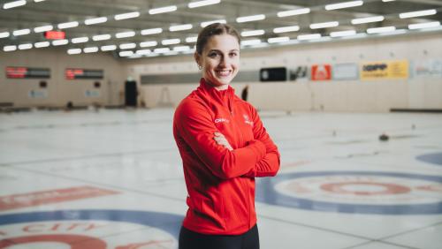 La giuvna curlista ed uossa vicechampiunessa olimpica Selina Witschonke oriunda da Samedan (fotografia: Swisscurling Association/Andri Klopfenstein).