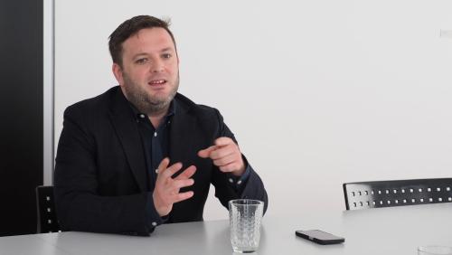 Jon Pult es daspö 20 ons parlamentari: il prüm illa cità da Cuoira, davo i’l Cussagl grond, uossa i’l Cussagl naziunal. El es vicepresident da la PS Svizra. fotografia: David Truttmann