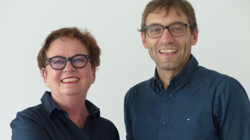 La presidenta da la Fundaziun Medias Rumantschas, Corina Casanova, ed il schefredacter da la FMR, David Trutmann, sun cuntaints cul prüm on da gestiun (fotografia: mad).