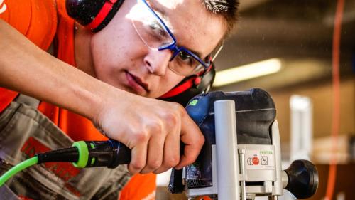 Fabio Picenoni, Schreinerlehrling der S-chanfer Holzmanufaktur «In Lain», ist einer von rund 40 Südbündner Jugendlichen, die vom Gang an die SwissSkills- und WorldSkills-Meisterschaften träumen. Foto: Jon Duschletta