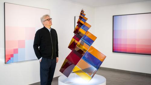Gauthier Cerf mit seiner «Fibonacci Pyramid» und anderen Werken in Scuol. Er spielt selber Klavier und findet, vorab in der Musik Bachs, ­viele ­Parallelen zu seiner Kunst. Fotos: Mayk Wendt