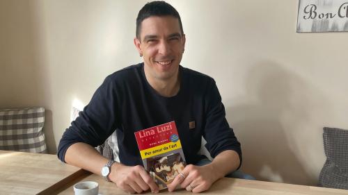 L’autur e maschinist da locomotivas Gildo Brunies cun sieus raquints criminels (fotografia: mad).