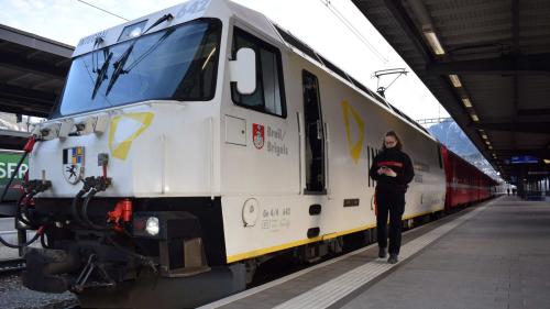 Larissa Kohler bereitet am Bahnhof in Chur die Abfahrt des Zuges in Richtung St. Moritz vor. Fotos: Imke Maggraf