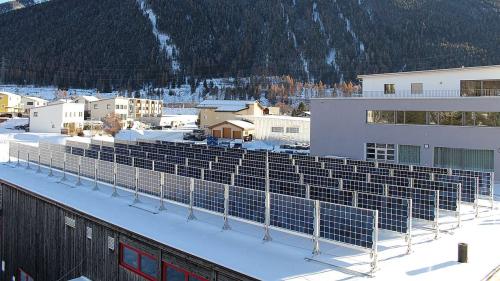 Die neue bifaziale Photovoltaik-Winterstromanlage der Engadiner Kraftwerke AG in Zernez liefert mit 90 Modulen 28,4 Kilowatt-Peak Leistung. Foto: EKW Zernez