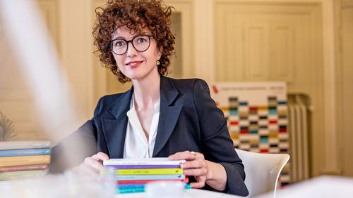 Anita Capaul in seis lö da lavur in Chasa Rumantscha a Cuoira. In mai chala ella sco manadra da la Chasa Editura Rumantscha (fotografia: Caroline Staeger).