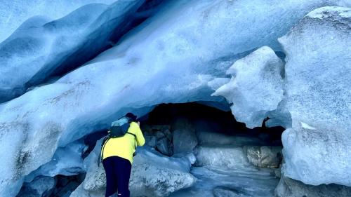 Das Gesicht der vergänglichen Eishexe wacht über die Eisgrotte am Morteratschgletscher. Foto: Beat Näpfli