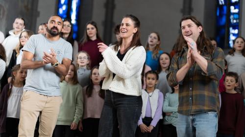 Gino Clavuot, Nina Mayer und Dario Fallet (von links) realisierten den Song mit 57 Kindern aus der Region. Foto: Dominik Täuber/TESSVM