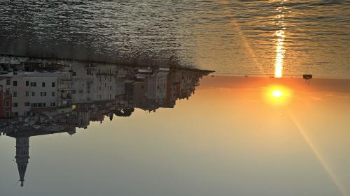 La cità da Rovinj in Croazia es fich bella. Quai san eir blers turists (fotografia: Nicolo Bass). 