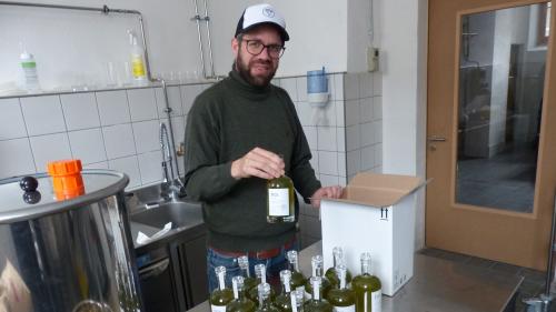 Il likör d’iva cha Andi Brechbühl ha prodüt a Tschlin es pront per pakettar e trametter (fotografia: Flurin Andry).