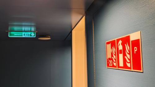 Ob Fluchtwege oder Notbeleuchtung: Brandschutzkontrollen folgen klaren Vorgaben und erfolgen risikobasiert. Foto: shutterstock.com/George Khelashvili