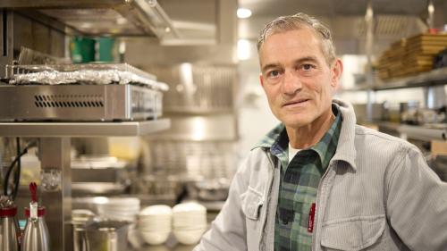 Robert Amstutz, manader da la gastronomia pro la Pendicularas Scuol SA ha decis da’s partecipar al proget «Food Save Graubünden». El disch: «Eu sper cha nus rivan da metter in movimaint alch.» fotografias: Michael Steiner