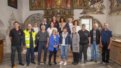 Die Engadiner Prämierten: Hintere Reihe, von links: Arno Tragust vom SV Zernez, Paolina Gosatti vom SV Pontresina; mittlere Reihe, rechts: Monika Rade, SV Celerina, und Monika Alder, SV Pontresina, fünfte von links. Foto: z. Vfg.