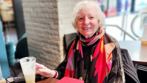 Eir cun 84 ons es Denise Mützenberg activa e quinta da pü bod e siglia i’l uossa cun poesias pü veglias sco eir modernas (fotografia: Olivia Portmann-Mosca).