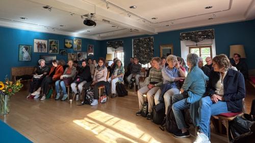 Il ravuogl da las scolaras e scolars da la prüma Eivna da lingua e cultura, chi’d ho cumanzo quist lündeschdi illa Chesa Planta a Samedan. fotografia: Martin Camichel