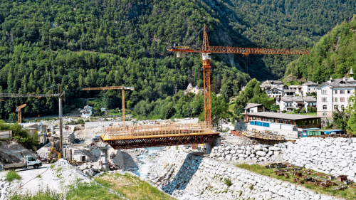 Blick von der provisorischen Hängebrücke auf den Bau der neuen Brücke Punt zwischen Bondo und Promontogno.
Foto: Daniel Zaugg