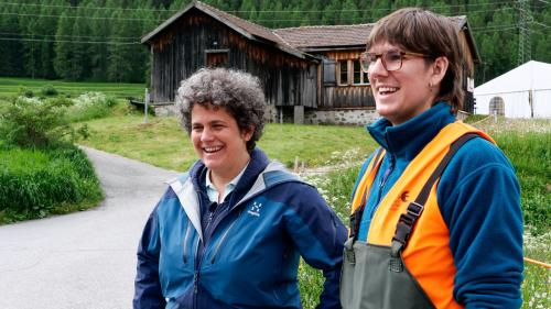 Stefanie Gubler, Leiterin Nationalpark-Forschungskommission, (links) im Gespräch mit der ETH-Mitarbeiterin Sasha Löffler. Fotos: Jon Duschletta 