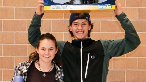 Sieg nach Punkten: Nina und Marius Balz lagen am Ende des Jubiläums-Badminton-Turniers mit 188 Zählern vorne und gewannen damit den Titel in der Kategorie 1. Foto: Badminton Club Engiadina